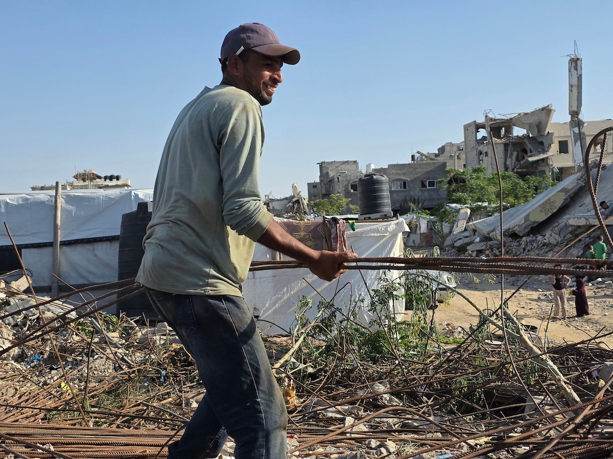 يُعيد فلسطينيون تدوير قضبان معدنية مُنتشلة من المباني المُدمرة في قطاع غزة، ٢٣ نوفمبر/ تشرين الثاني ٢٠٢٥