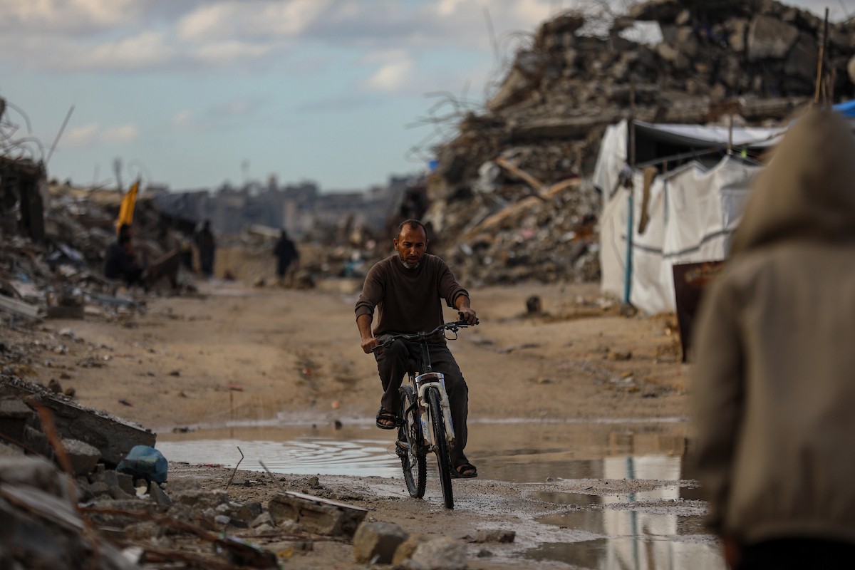 عاني الفلسطينيون الذين دمرت منازلهم جراء الهجمات الإسر (7).jpg