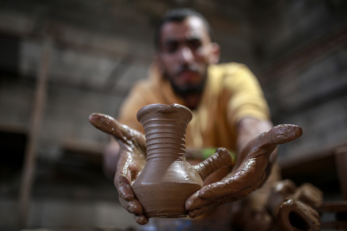 يعمل حرفيو الفخار الفلسطينيون في ورشتهم الصغيرة، حيث يُنتجون أدوات منزلية وأدوات مائدة باستخدام (15).jpg
