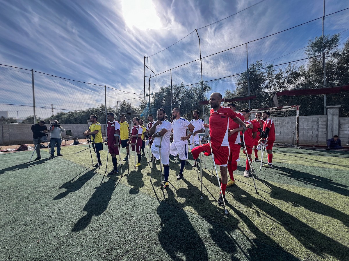 رياضيون فلسطينيون مبتورو الأطراف ضمن فعاليات بطولة الأمل لكرة القدم التي نظمتها جمعية د (14).jpg