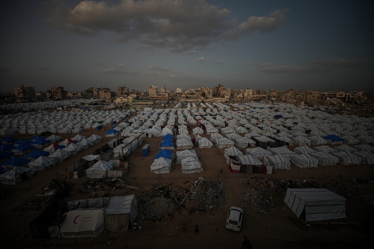 خيام النزوح المنتشرة وسط الدمار في شمال مدينة غزة في 30 نوفمبر/تشرين الثاني 2025