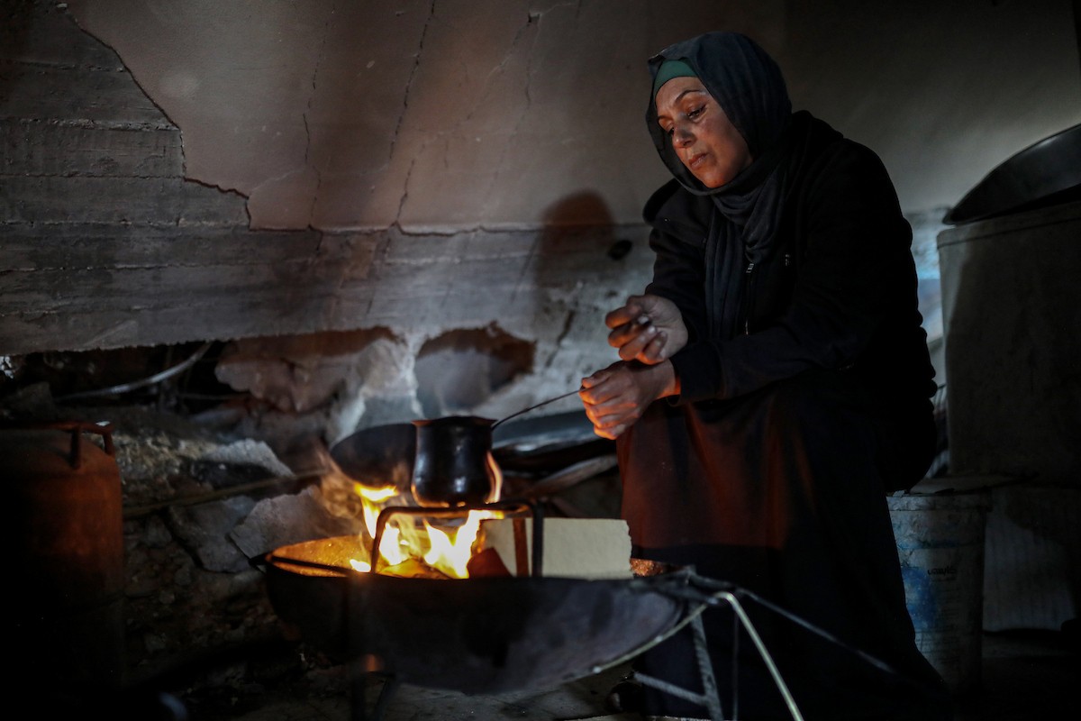 عائلة محمد حلاوة الفلسطينية تستأنف حياتها وسط ركام منزلها المدمر في جباليا (18).jpg