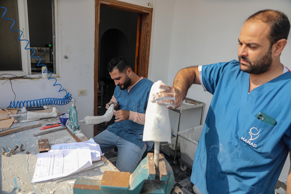فلسطينيون، بينهم أطفال، يتلقون جلسات تأهيل باستخدام أطراف صناعية في مستشفى حمد للتأهيل بمنطقة (14).jpg