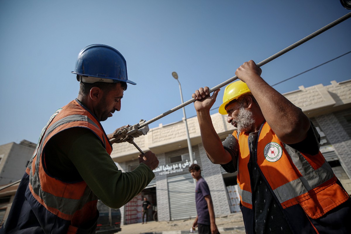 فرق من شركة الكهرباء تبدأ أعمال الصيانة والإصلاح لخطوط الكهرباء المتضررة في دير البلح وسط قطاع غزة (15).jpg
