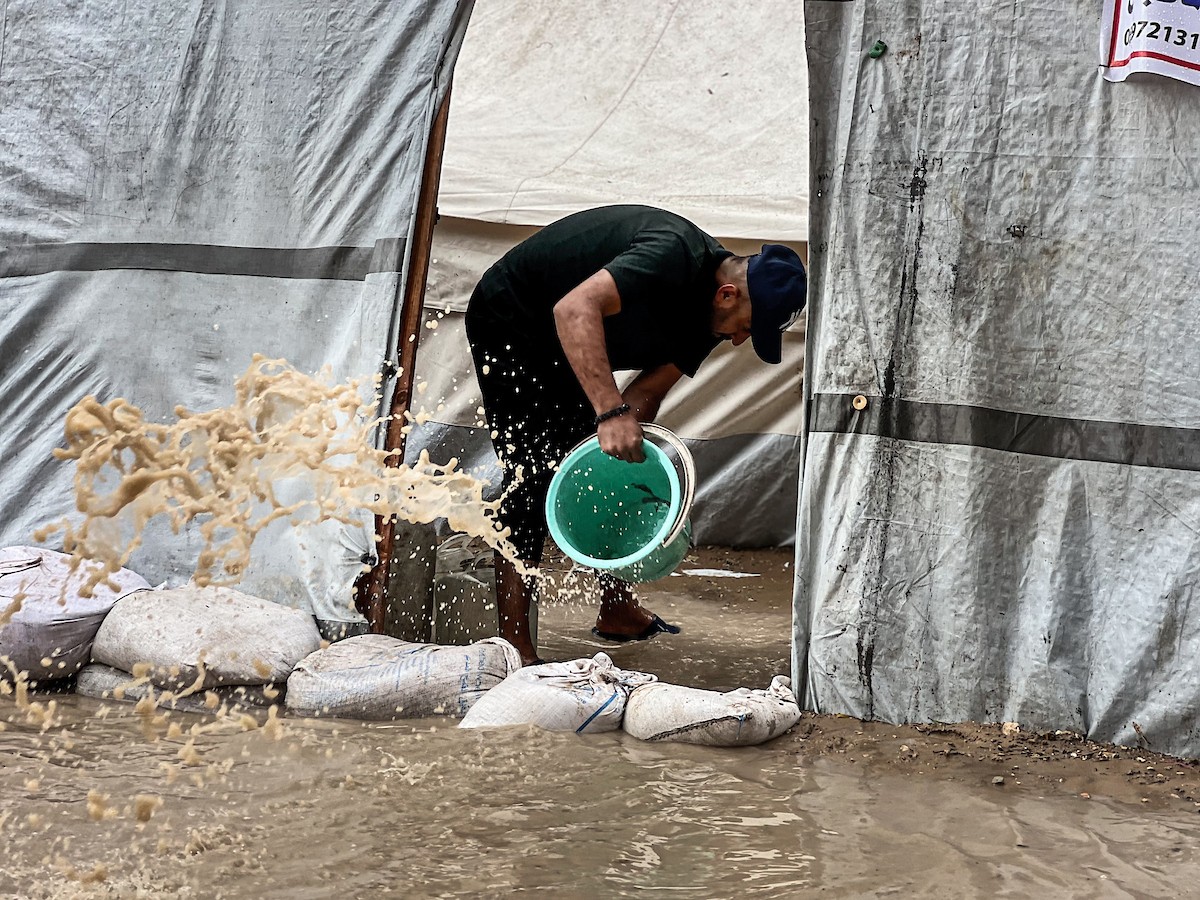 أغرقت الأمطار الغزيرة العديد من خيام النازحين الفلسطينيين في مخيم النصيرات، وسط قطاع غزة (2).jpg