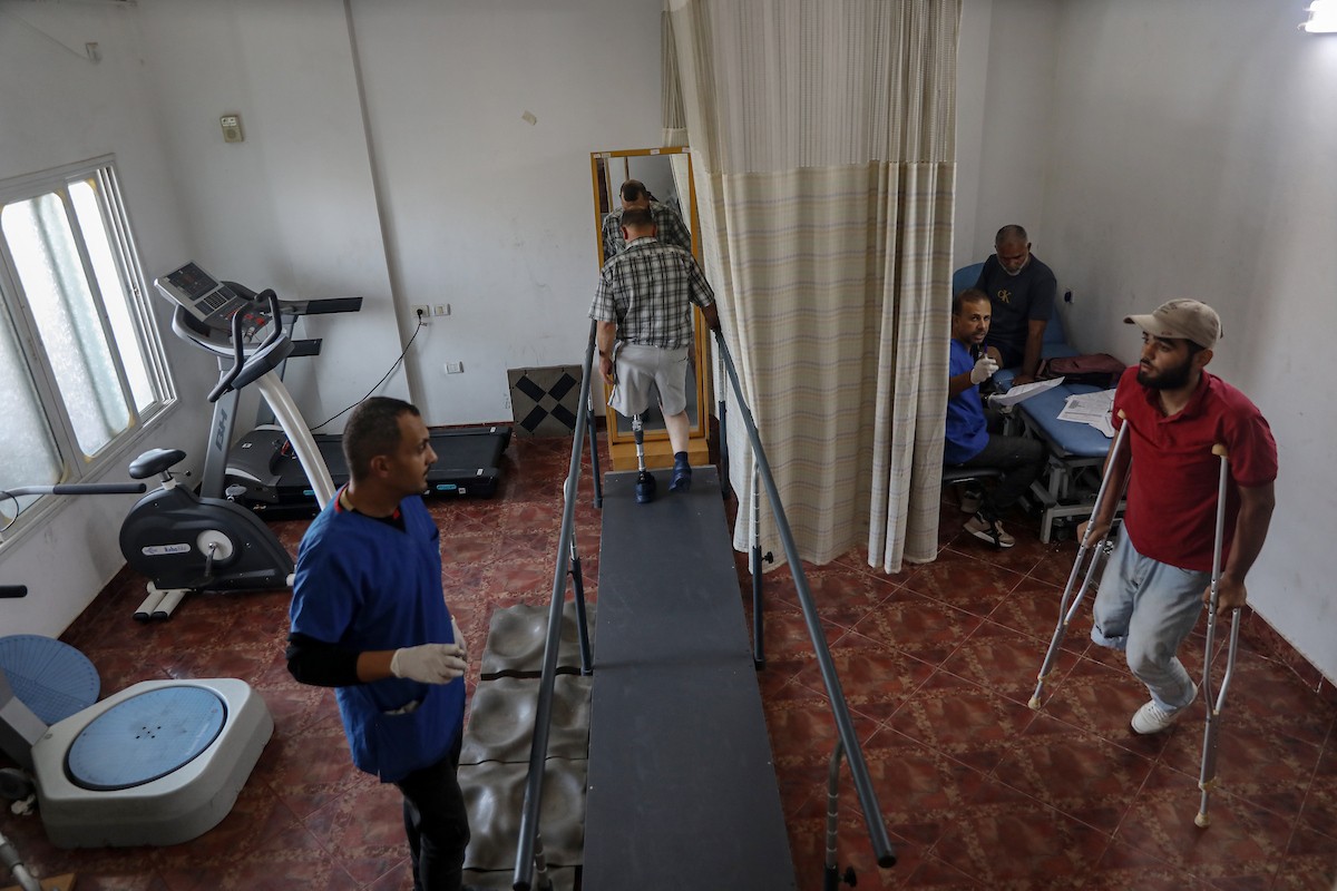 فلسطينيون، بينهم أطفال، يتلقون جلسات تأهيل باستخدام أطراف صناعية في مستشفى حمد للتأهيل بمنطقة (7).jpg