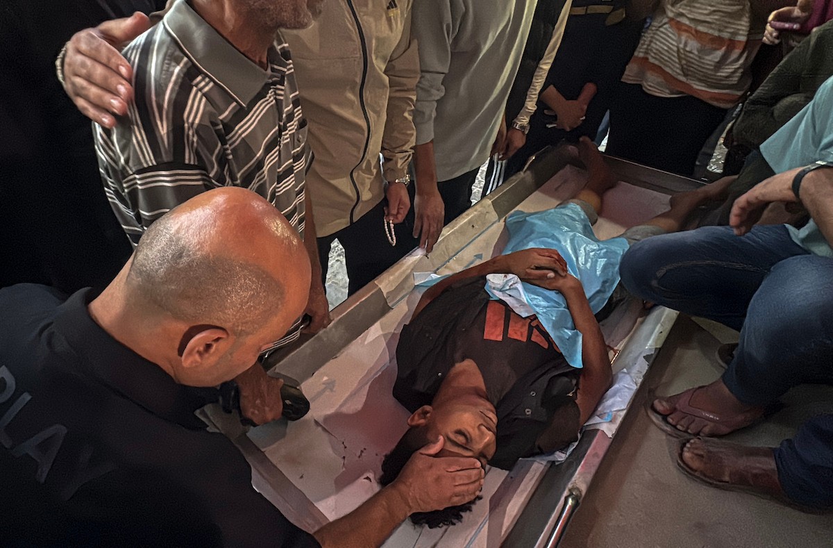 فلسطينيون ينقلون الشهداء والجرحى إلى مستشفى شهداء الأقصى بعد أن استهدفت الغارات الإسرائيلية منازل متفرقة في دير البلح وسط قطاع غزة في 22 نوفمبر 2025 (5).jpg