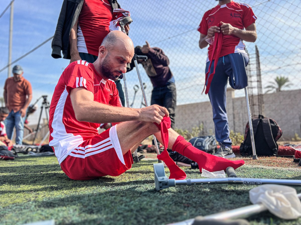 رياضيون فلسطينيون مبتورو الأطراف ضمن فعاليات بطولة الأمل لكرة القدم التي نظمتها جمعية د (4).jpg