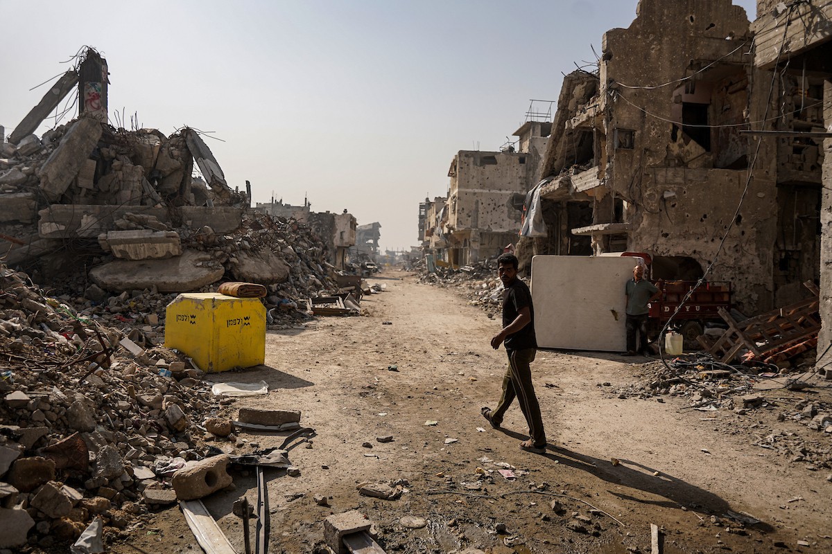 عائلات فلسطينية تتجه نحو مناطق تعتبرها أكثر أمانًا حاملة معها كل ما تستطيع حمله من أمتعة (11).jpg