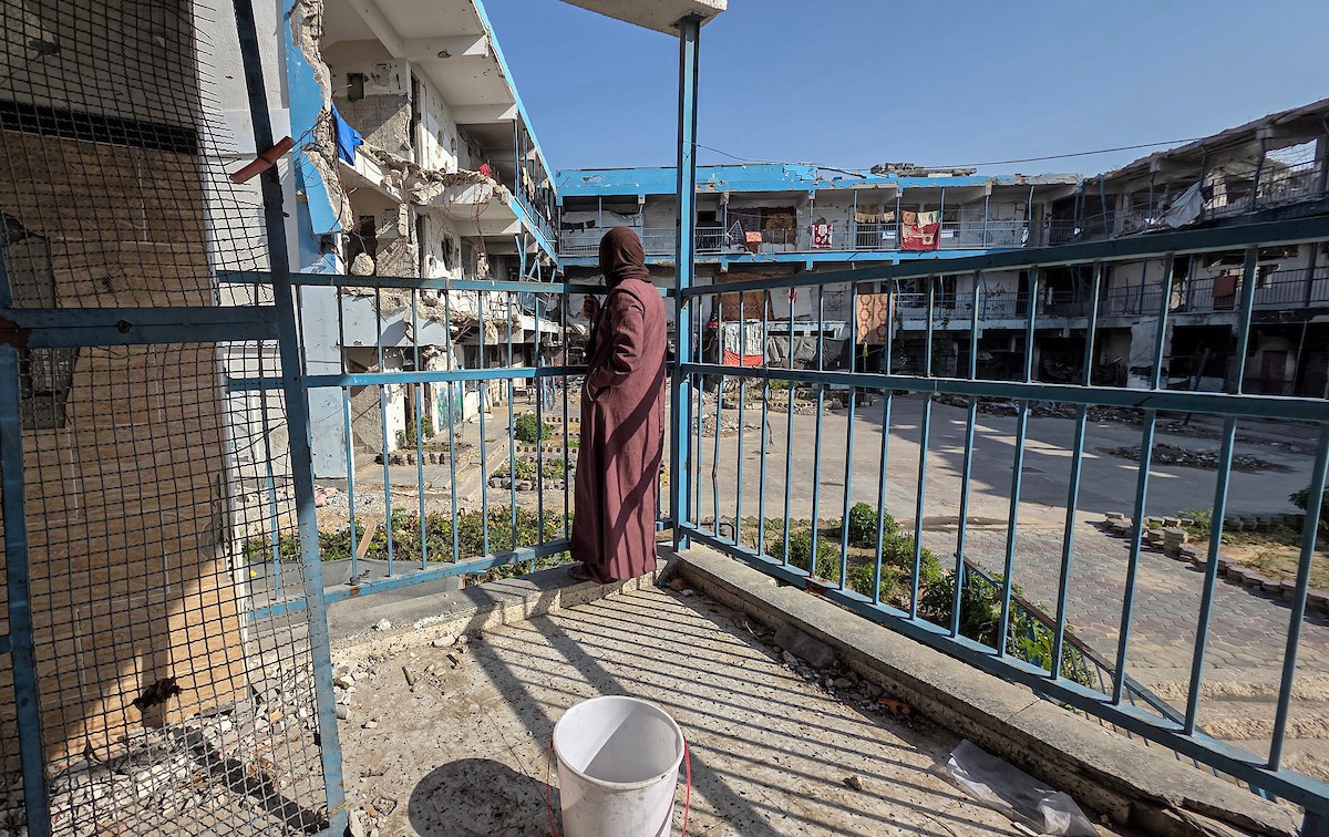 امرأة فلسطينية تأوي مع أطفالها داخل مدرسة مدمرة قرب خط التماس الخط الأصفر شرق خان يونس (6).jpg