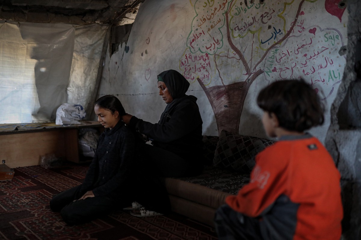 عائلة محمد حلاوة الفلسطينية تستأنف حياتها وسط ركام منزلها المدمر في جباليا (26).jpg