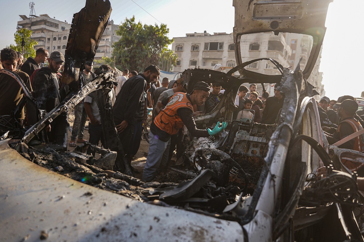 فلسطينيون وفرق الدفاع المدني ينتشلون ضحايا سقطوا في غارات جو.jpg