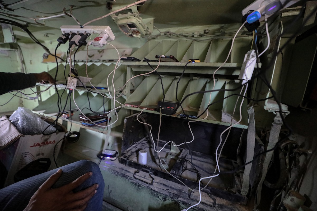 الشاب الفلسطيني يحيى خزيق من سكان غزة، يُعيد استخدام مدرعة إسرائيلية مهجورة (7).jpg