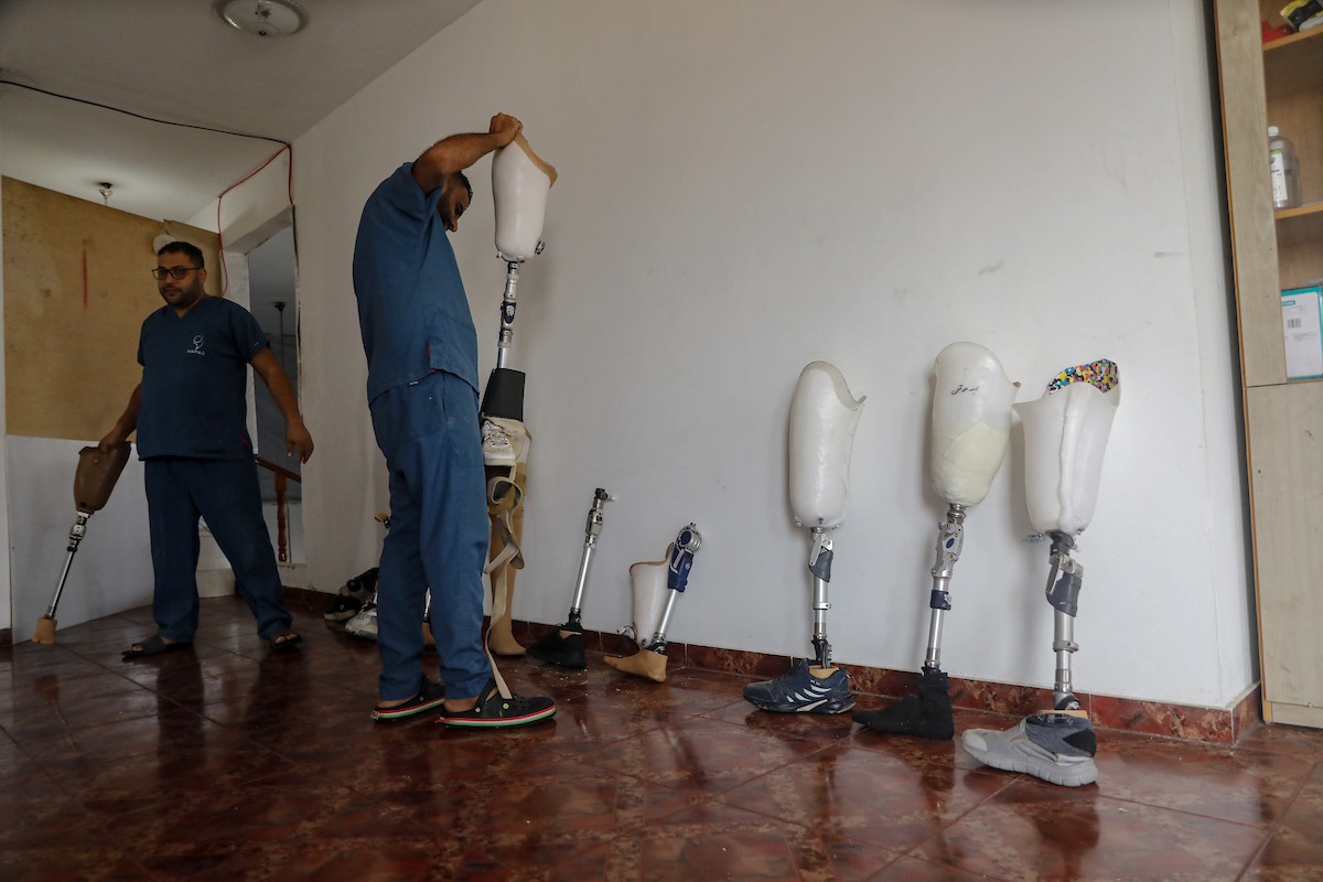 فلسطينيون، بينهم أطفال، يتلقون جلسات تأهيل باستخدام أطراف صناعية في مستشفى حمد للتأهيل بمنطقة (8).jpg