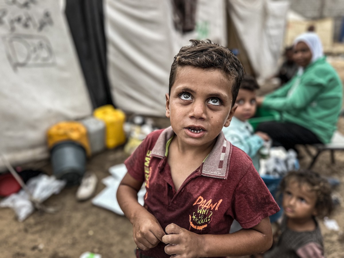 النازحون الفلسطينيون يكافحون للتكيف مع ظروف معيشية قاسية ونقص حاد في الخدمات الأساسية (8).jpg