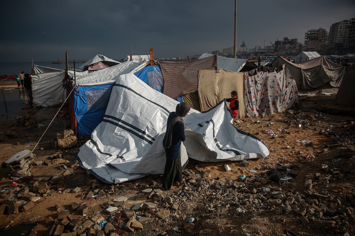 منظر لخيام النازحين في ميناء غزة بعد أن غمرتها مياه الأمطار، مخلفةً بركًا من الماء والطين في أنحاء مدينة غزة، 14 نوفمبر/تشرين الثاني 2025