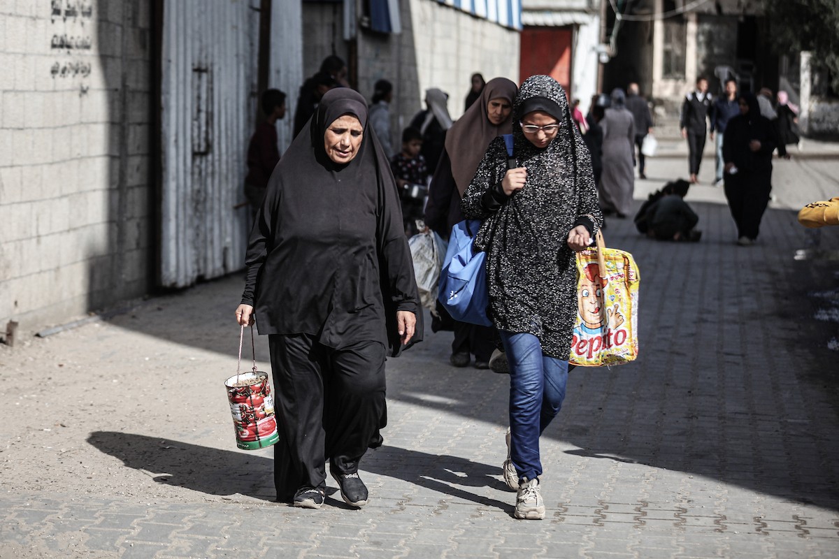 فلسطينيون في مخيم النصيرات وسط قطاع غزة يتلقون وجبات ساخنة من جمعية خيرية للنازحين