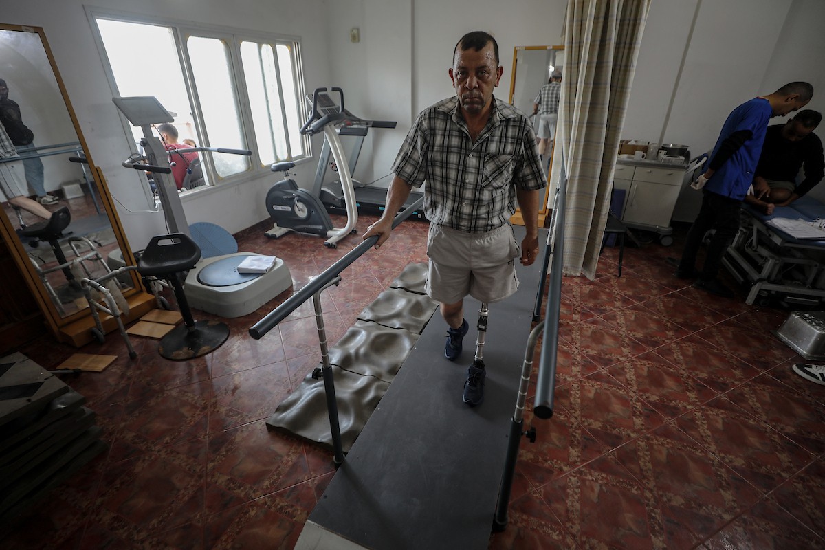 فلسطينيون، بينهم أطفال، يتلقون جلسات تأهيل باستخدام أطراف صناعية في مستشفى حمد للتأهيل بمنطقة ا.jpg