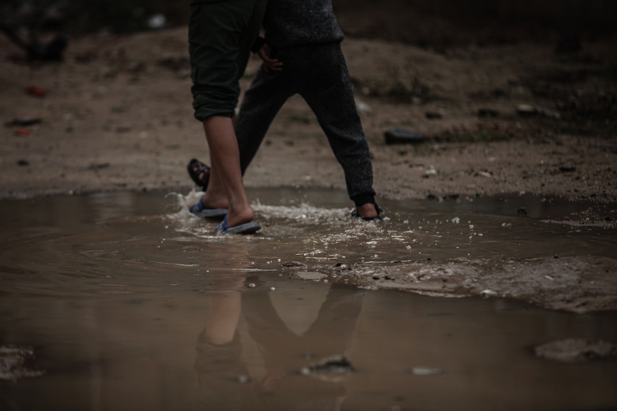 أغرقت الأمطار الغزيرة العديد من خيام النازحين الفلسطينيين في مخيم البريج، وسط قطاع غزة، في 25 نوفمبرتشرين ا (6).jpg