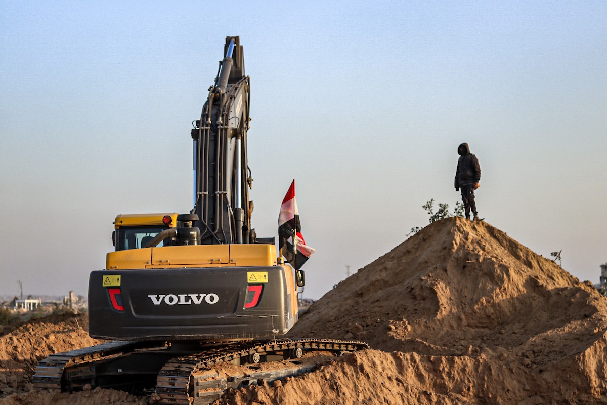 تعمل الآليات الثقيلة بالتنسيق مع أعضاء سرايا القدس وف.jpg