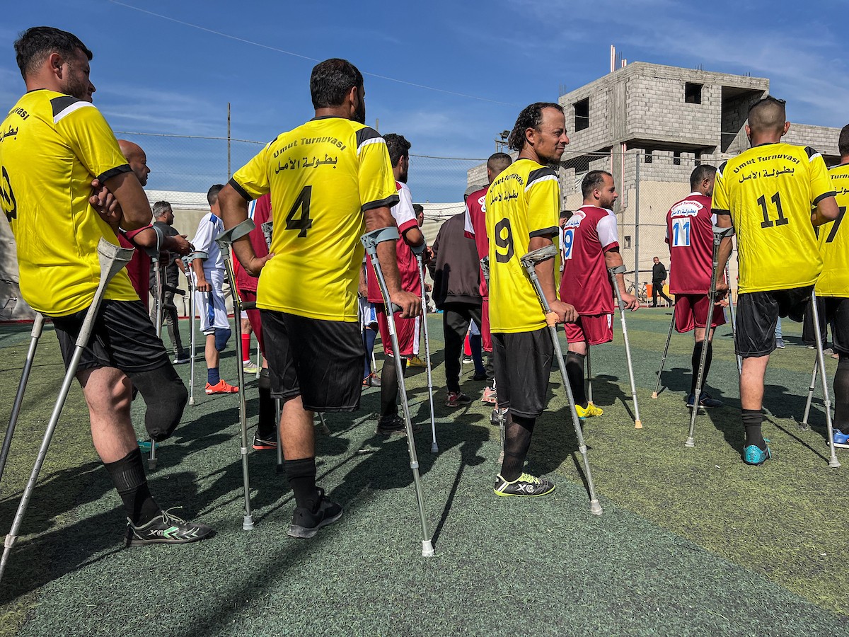 رياضيون فلسطينيون مبتورو الأطراف ضمن فعاليات بطولة الأمل لكرة القدم التي نظمتها جمعية د (10).jpg