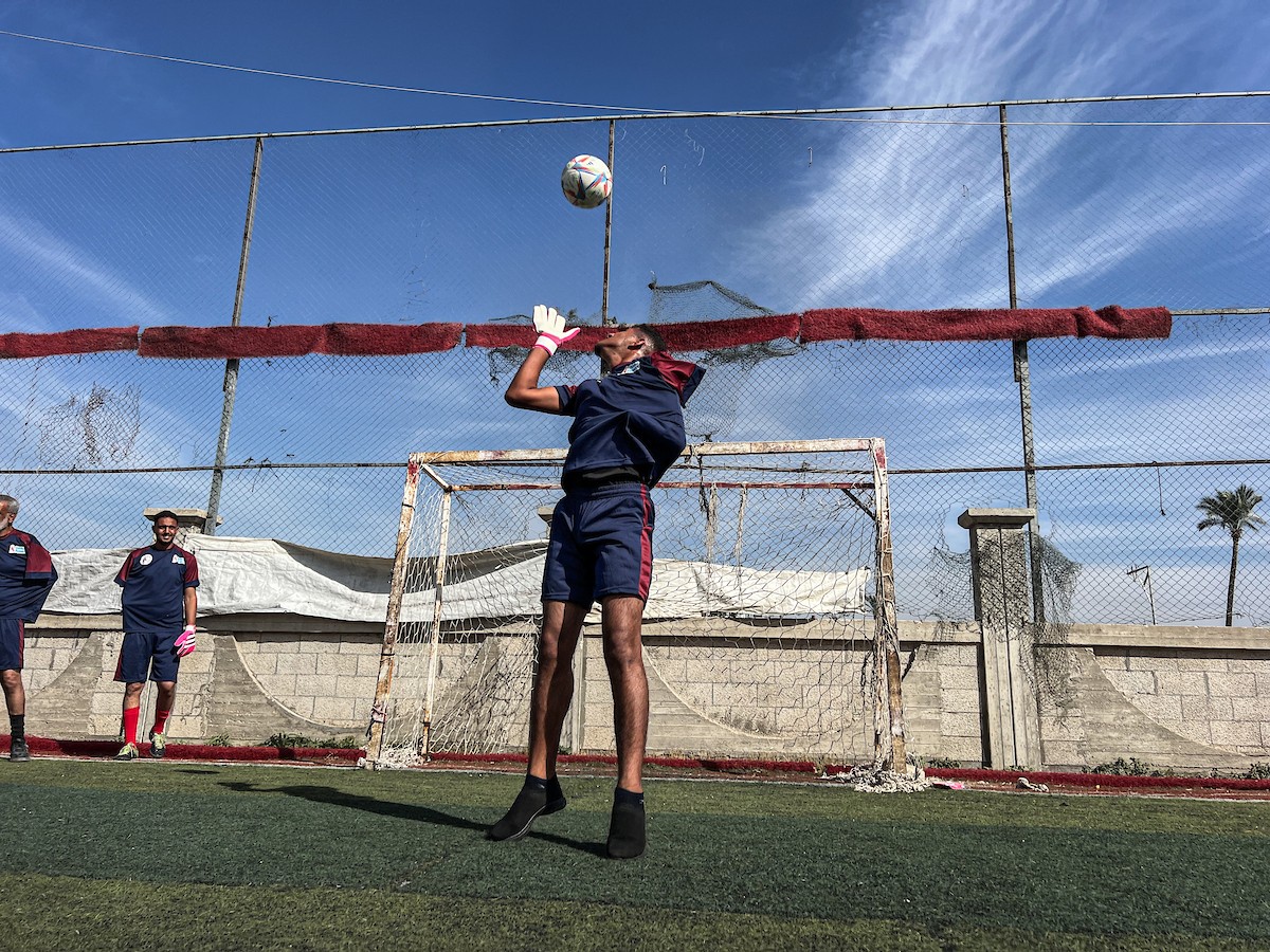رياضيون فلسطينيون مبتورو الأطراف ضمن فعاليات بطولة الأمل لكرة القدم التي نظمتها جمعية د (9).jpg
