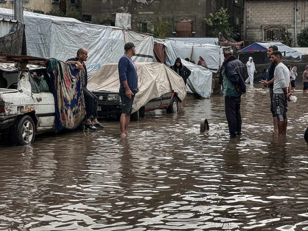 أغرقت الأمطار الغزيرة العديد من خيام النازحين الفلسطينيين في مخيم النصيرات، وسط قطاع غزة (16).jpg