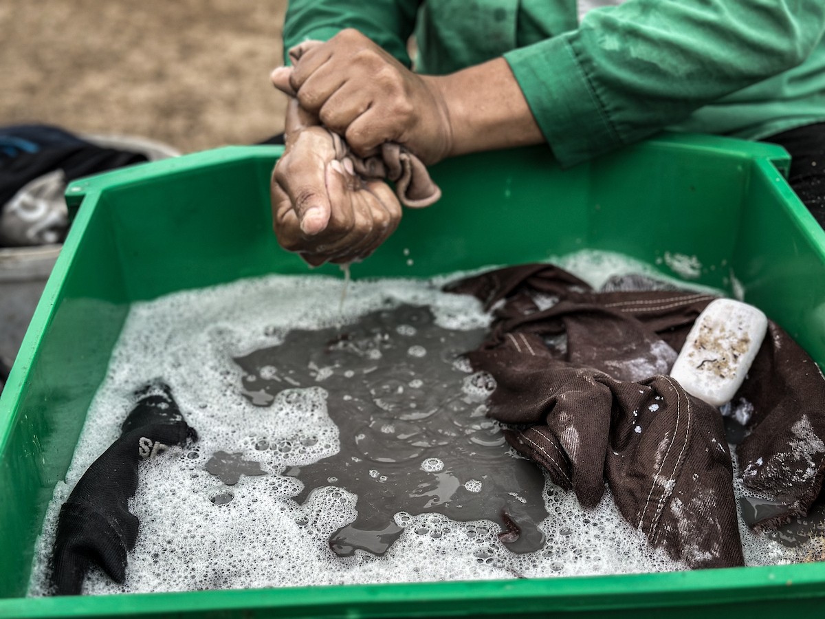 النازحون الفلسطينيون يكافحون للتكيف مع ظروف معيشية قاسية ونقص حاد في الخدمات الأساسية (14).jpg