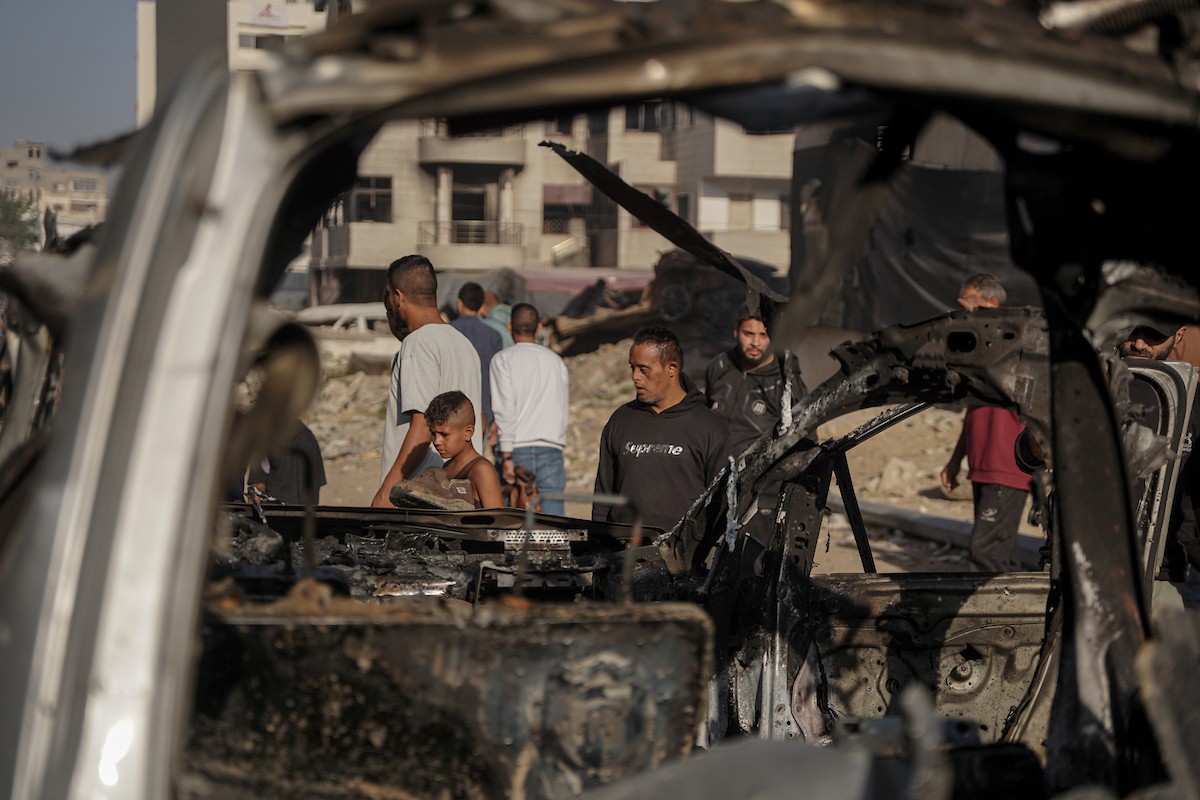 فلسطينيون وفرق الدفاع المدني ينتشلون ضحايا سقطوا في غارات جو (16).jpg