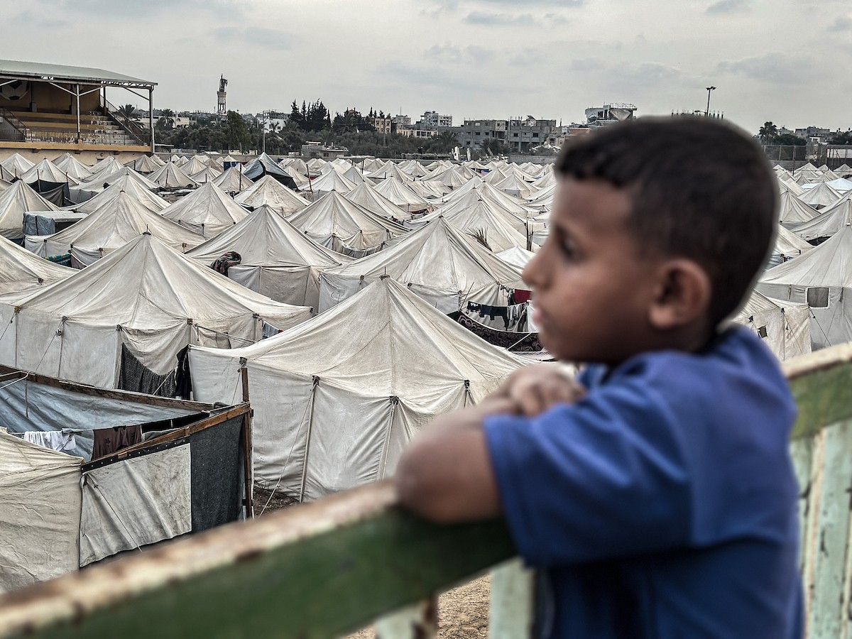 النازحون الفلسطينيون يكافحون للتكيف مع ظروف معيشية قاسية ونقص حاد في الخدمات الأساسية.jpg