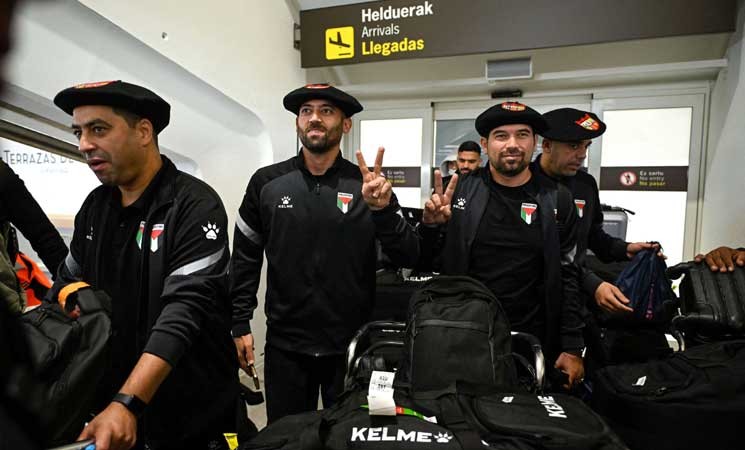 لحظة وصول أعضاء المنتخب الوطني الفلسطيني إلى مطار بلباو