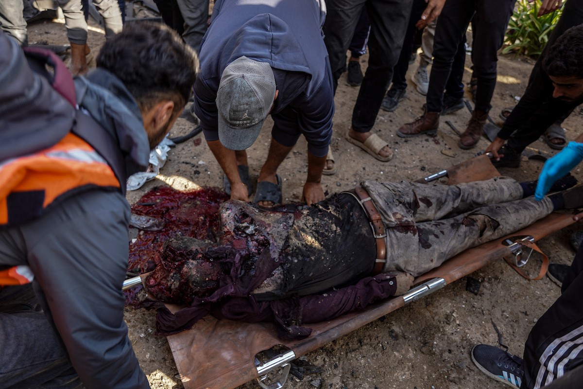 فلسطينيون وفرق الدفاع المدني ينتشلون ضحايا سقطوا في غارات جو (11).jpg