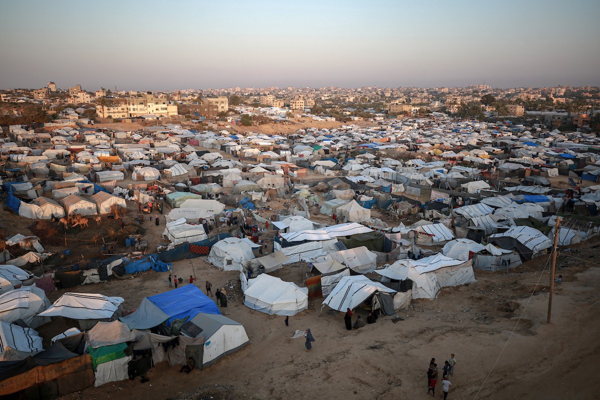 منظر عام للمنطقة حيث تواجه الأسر الفلسطينية النازحة التي تعيش في خيام مؤقتة بالقرب من مدينة الزوايدة في وسط قط.jpg