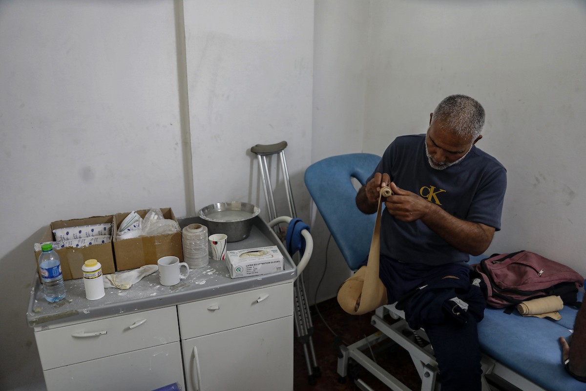 فلسطينيون، بينهم أطفال، يتلقون جلسات تأهيل باستخدام أطراف صناعية في مستشفى حمد للتأهيل بمنطقة (3).jpg