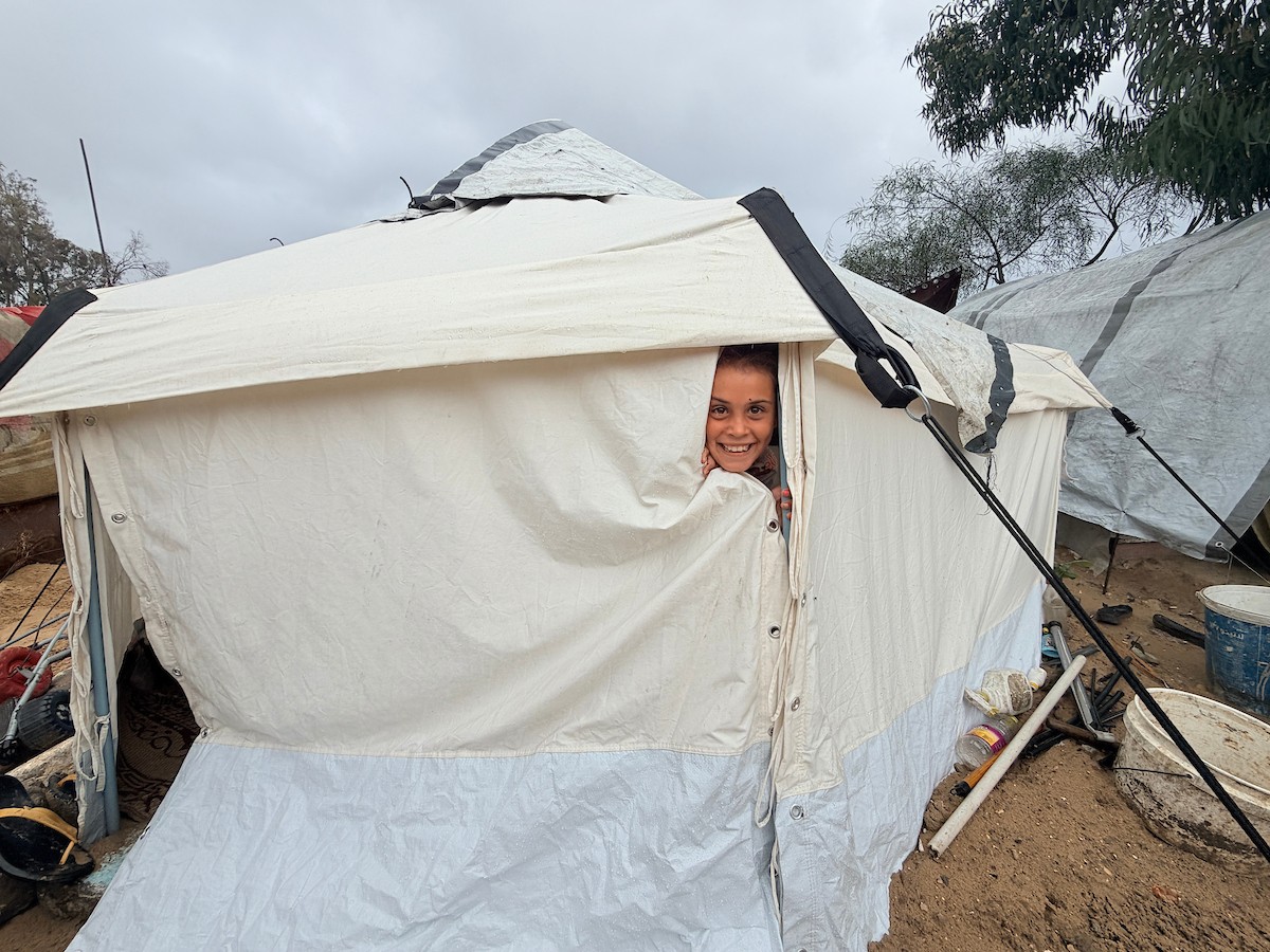 أغرقت الأمطار الغزيرة العديد من خيام النازحين الفلسطينيين في خان يونس، جنوب قطاع غزة، في 25 نوفمبرتشرين الثان (5).jpg