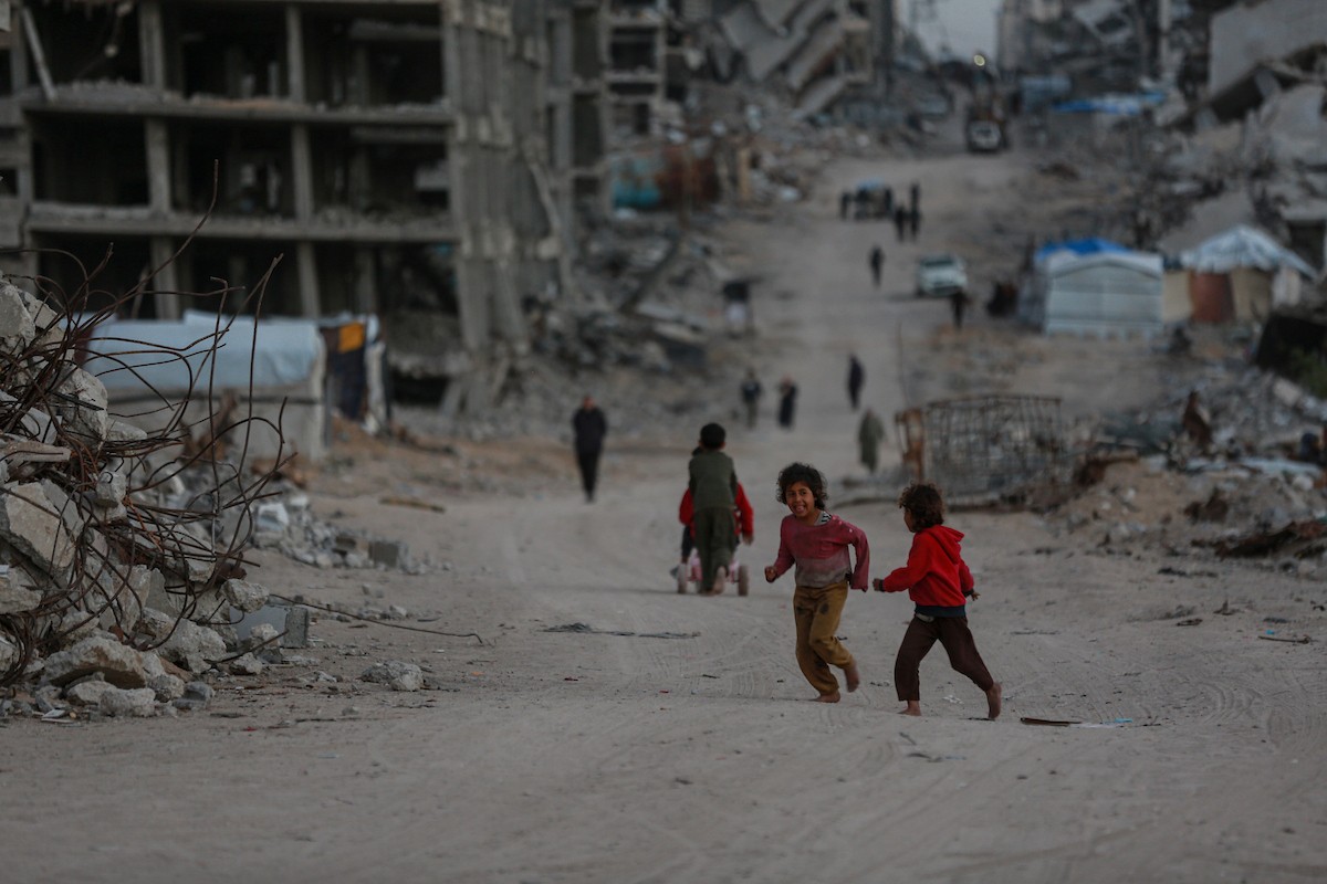 خيام النزوح المنتشرة وسط الدمار في شمال مدينة غزة في 30 نوفمبر/تشرين الثاني 2025