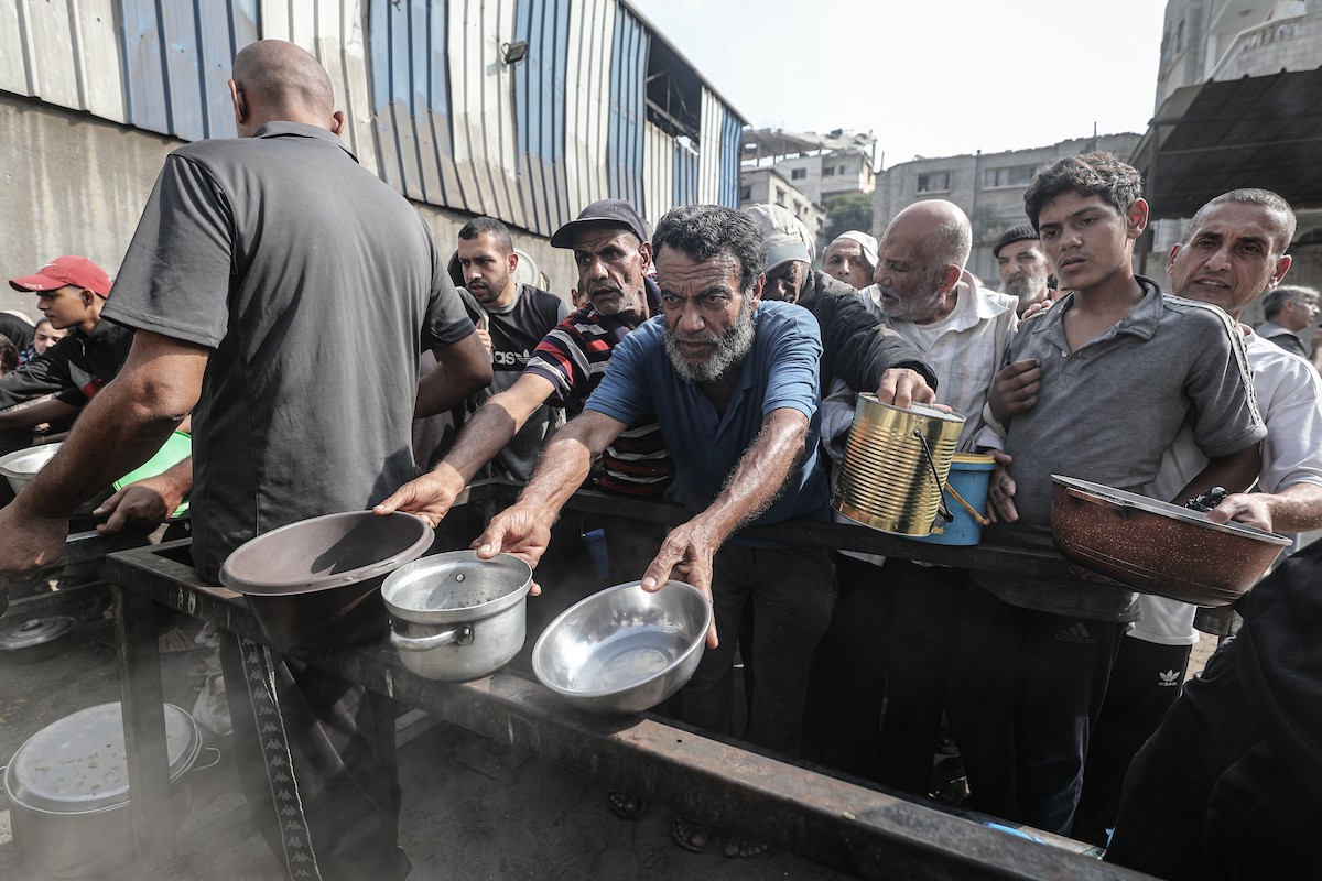 طوابير طويلة للحصول على وجبات ساخنة توزعها جمعيات خيرية في مخيم النصيرات (2).jpg