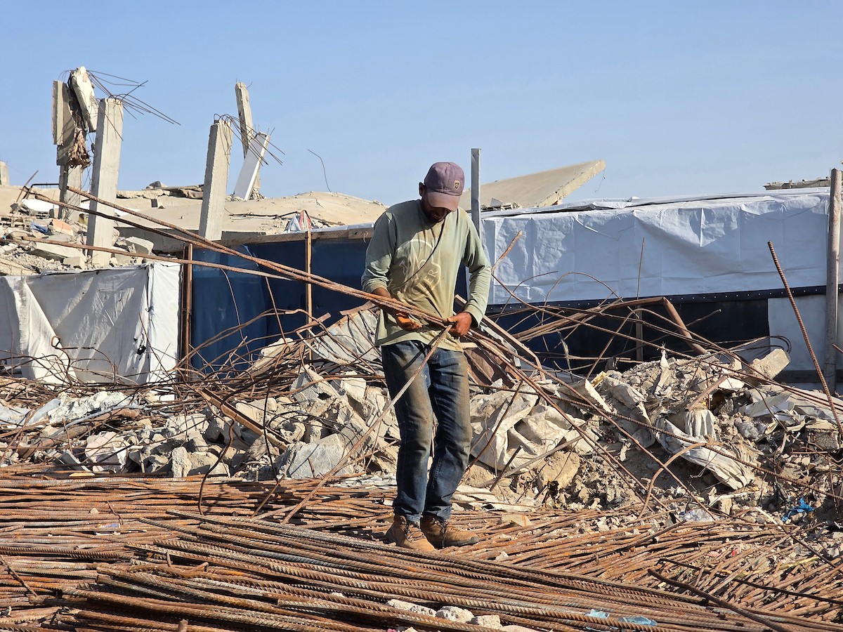 يُعيد فلسطينيون تدوير قضبان معدنية مُنتشلة من المباني المُدمرة في قطاع غزة، ٢٣ نوفمبر/ تشرين الثاني ٢٠٢٥