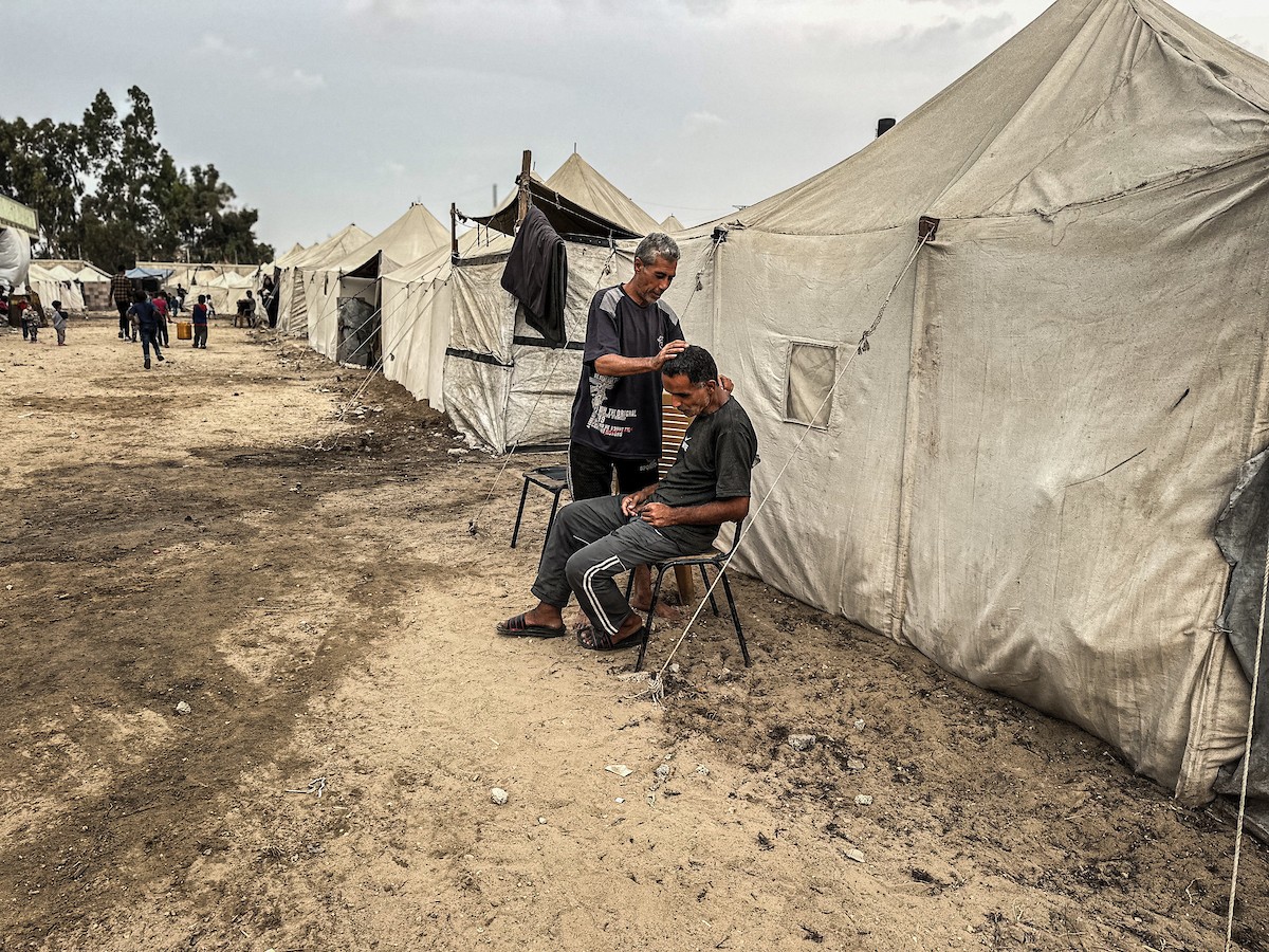 النازحون الفلسطينيون يكافحون للتكيف مع ظروف معيشية قاسية ونقص حاد في الخدمات الأساسية (16).jpg