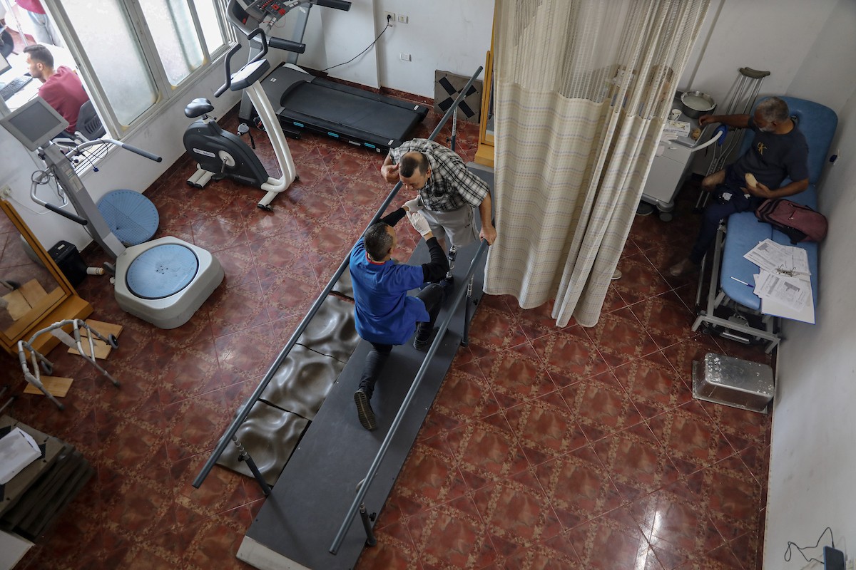 فلسطينيون، بينهم أطفال، يتلقون جلسات تأهيل باستخدام أطراف صناعية في مستشفى حمد للتأهيل بمنطقة (4).jpg