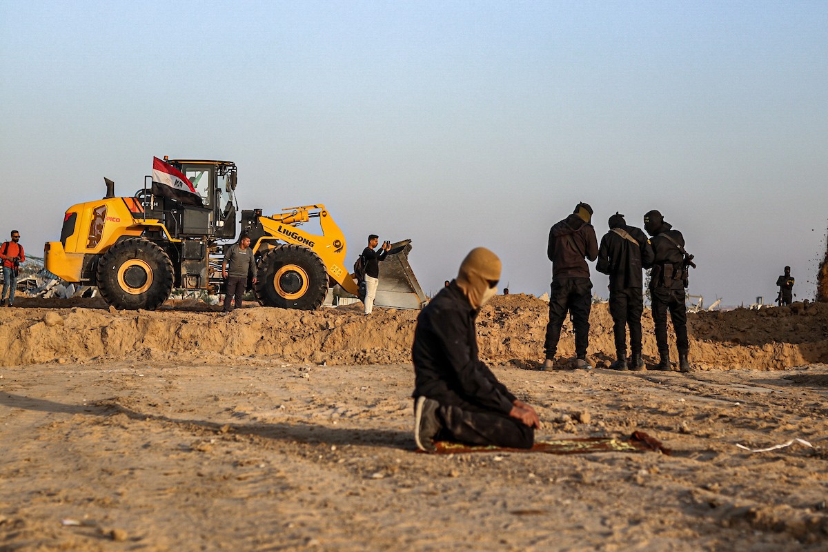 تعمل الآليات الثقيلة بالتنسيق مع أعضاء سرايا القدس وف (16).jpg