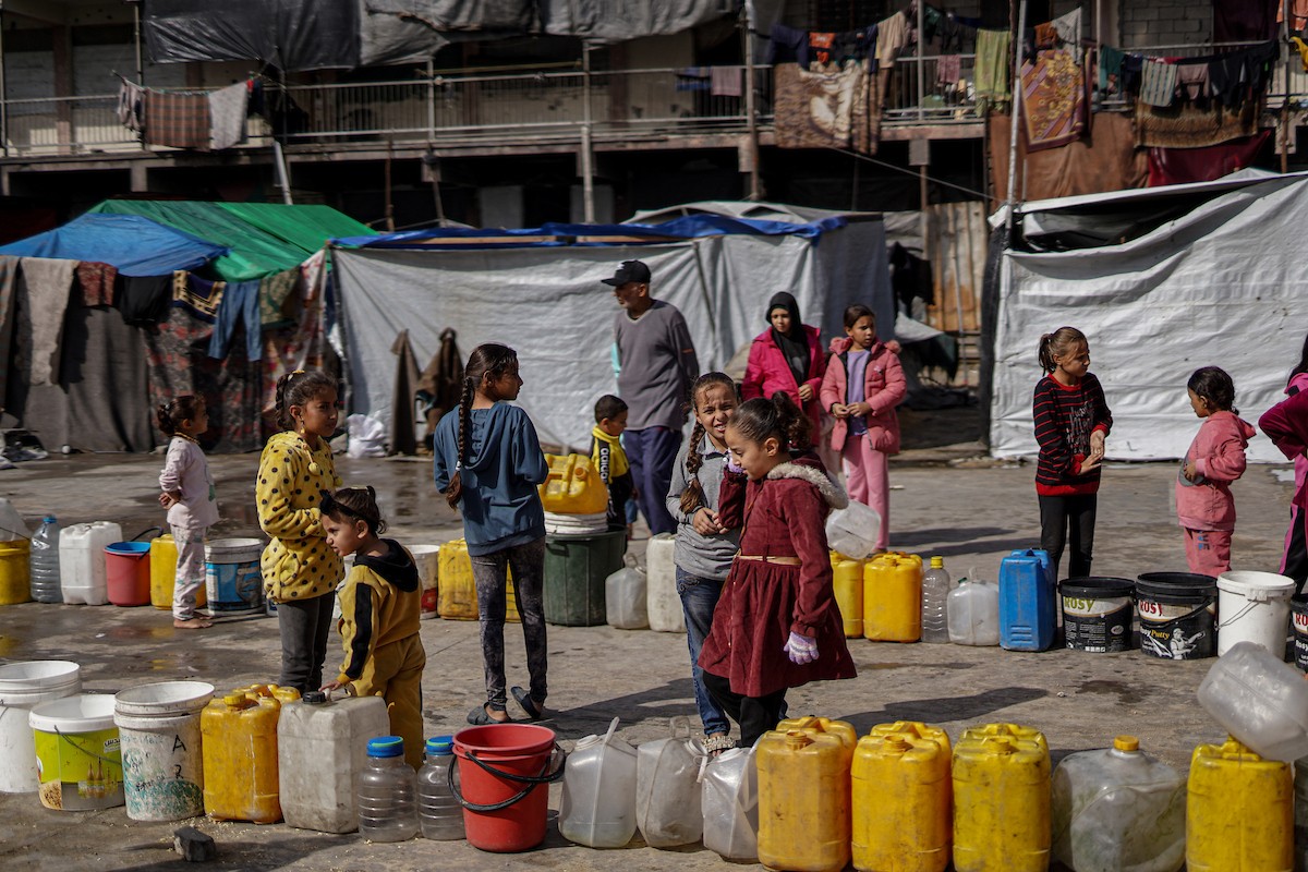 وفد من الأمم المتحدة يتفقد حوض تجميع مياه الصرف الصحي في حي الشيخ رضوان بمدينة غزة (22).jpg