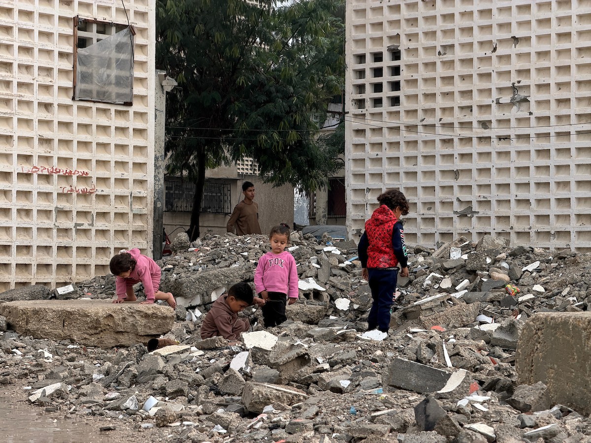 أغرقت الأمطار الغزيرة العديد من خيام النازحين الفلسطينيين في خان يونس، جنوب قطاع غزة، في 25 نوفمبرتشرين الثان (3).jpg