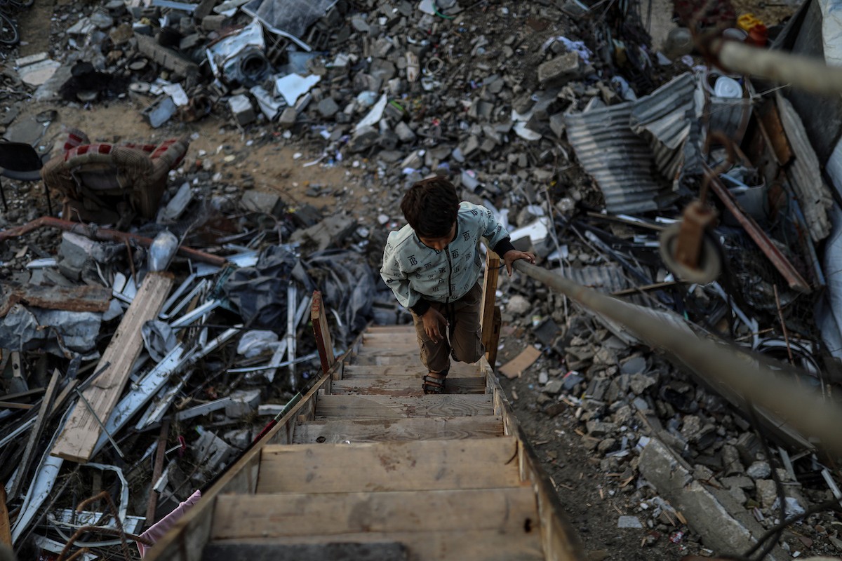 عائلة محمد حلاوة الفلسطينية تستأنف حياتها وسط ركام منزلها المدمر في جباليا (13).jpg