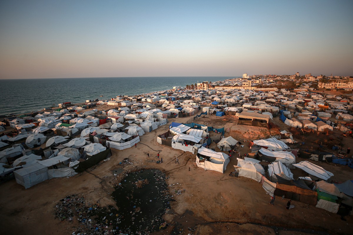 منظر عام للمنطقة حيث تواجه الأسر الفلسطينية النازحة التي تعيش في خيام مؤقتة بالقرب من مدينة الزوايدة في وسط قطاع غزة