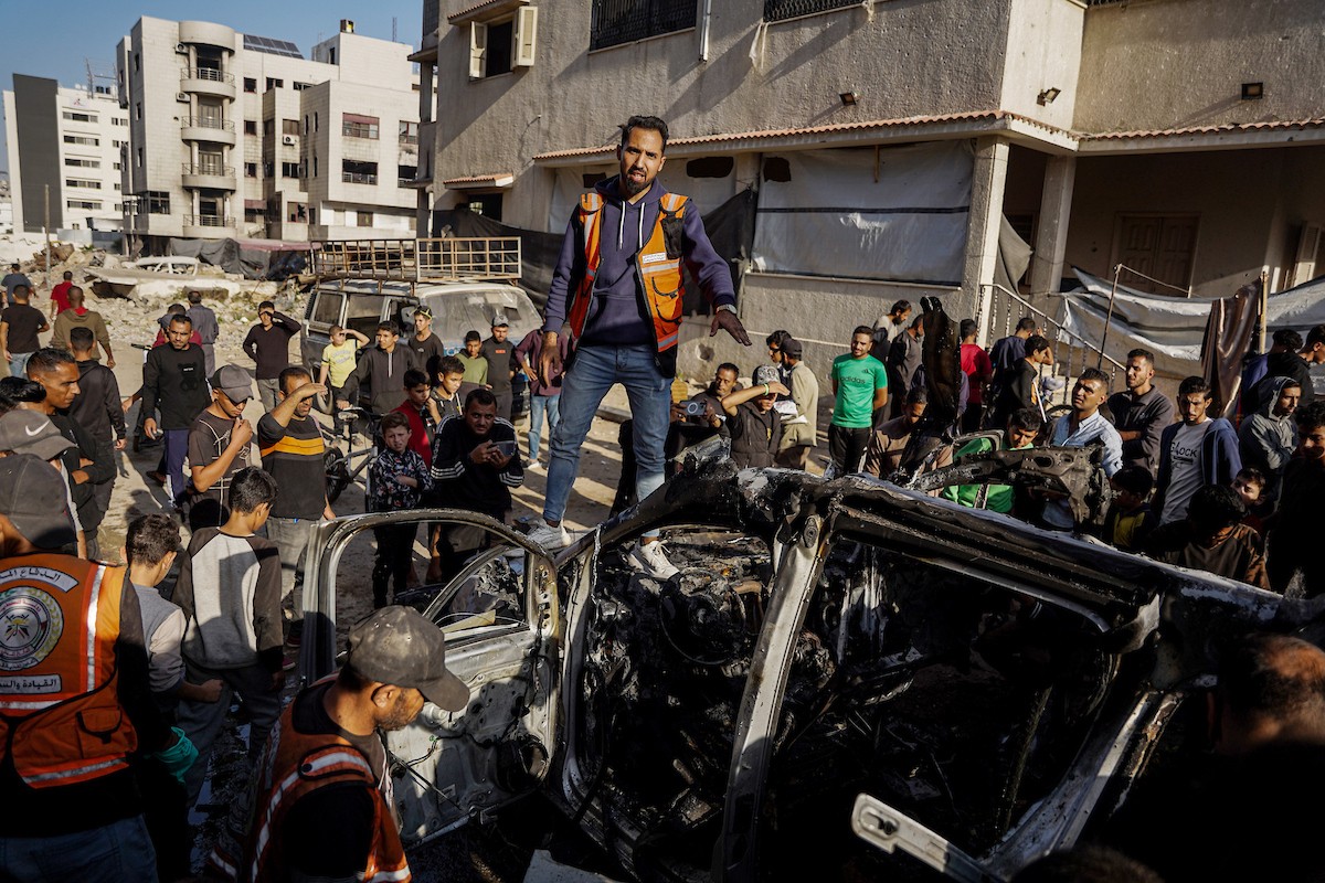 فلسطينيون وفرق الدفاع المدني ينتشلون ضحايا سقطوا في غارات جو (2).jpg