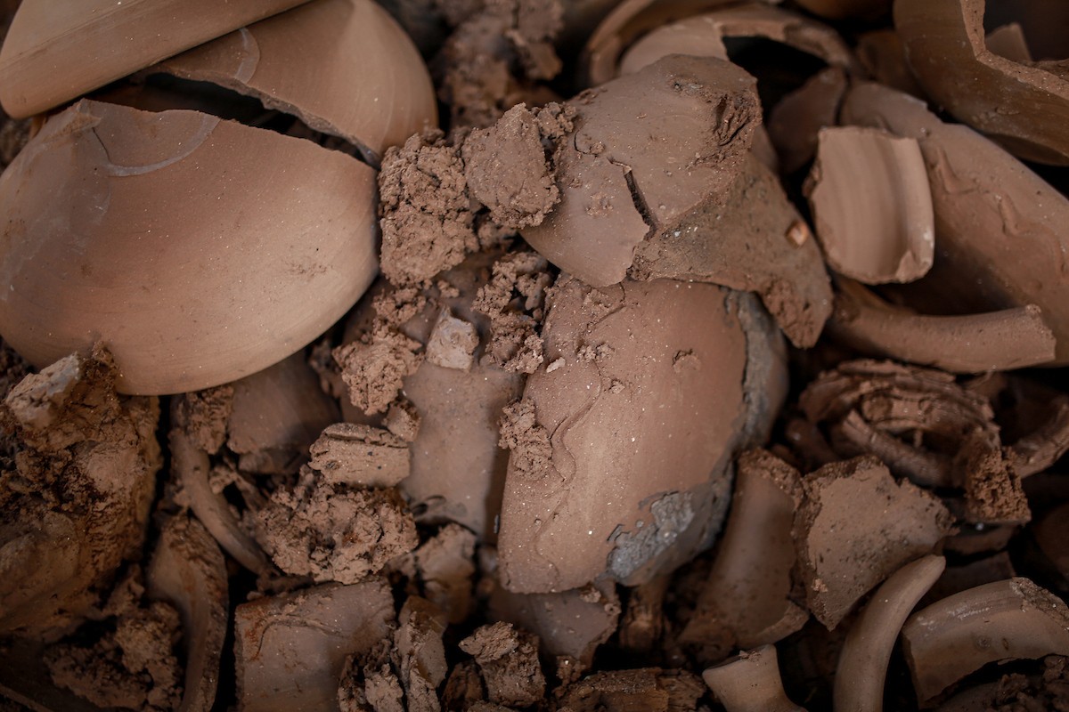 يعمل حرفيو الفخار الفلسطينيون في ورشتهم الصغيرة، حيث يُنتجون أدوات منزلية وأدوات مائدة باستخدام (3).jpg