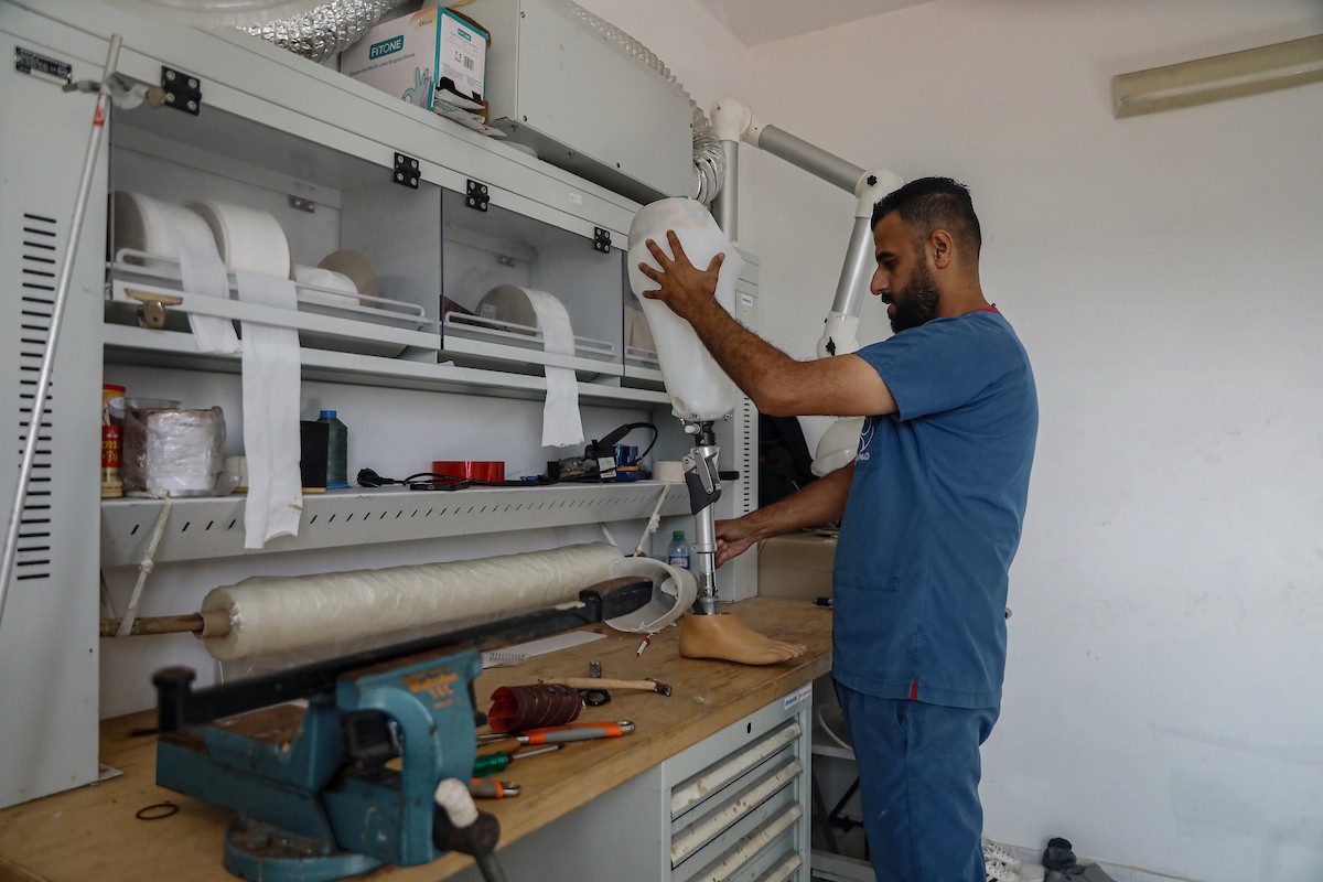 فلسطينيون، بينهم أطفال، يتلقون جلسات تأهيل باستخدام أطراف صناعية في مستشفى حمد للتأهيل بمنطقة (18).jpg