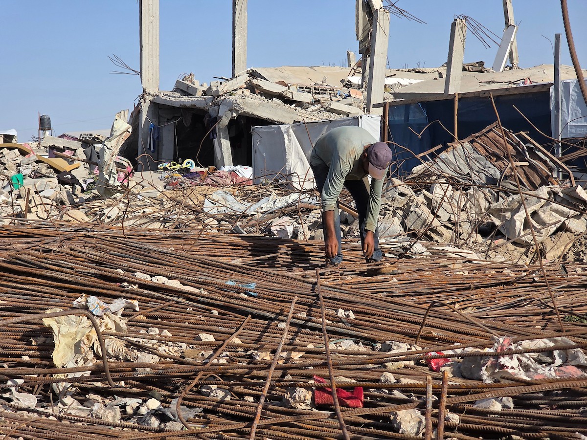 يُعيد فلسطينيون تدوير قضبان معدنية مُنتشلة من المباني المُدمرة في قطاع غزة، ٢٣ نوفمبر/ تشرين الثاني ٢٠٢٥