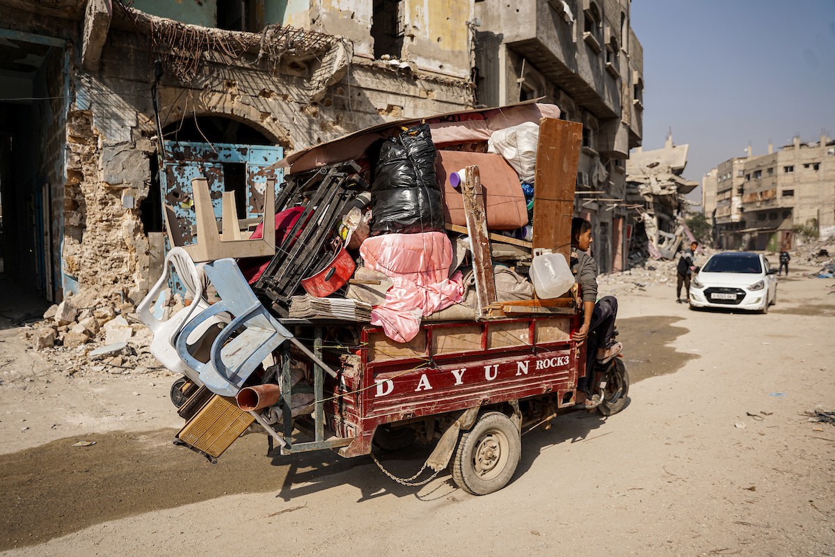 عائلات فلسطينية تتجه نحو مناطق تعتبرها أكثر أمانًا حاملة معها كل ما تستطيع حمله من أمتعة (6).jpg